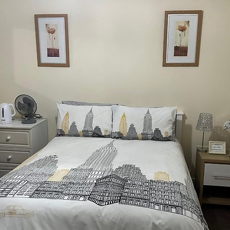 ברמינגהאם Hams Rest Place - Strictly Only One Guest Allowed In One Room A Second Accompanying Person Will Not Be Allowed Into The Property מראה חיצוני תמונה