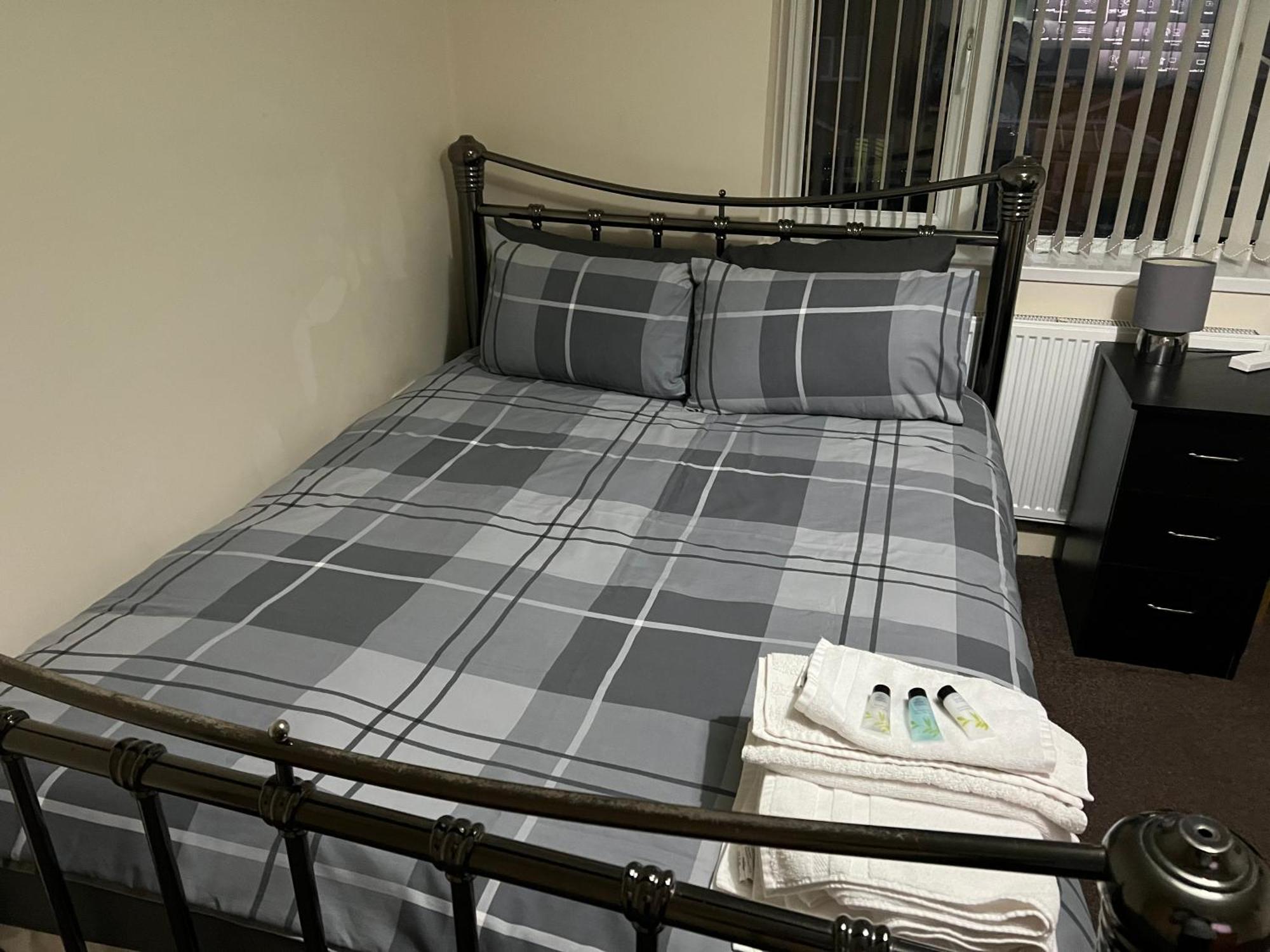 ברמינגהאם Hams Rest Place - Strictly Only One Guest Allowed In One Room A Second Accompanying Person Will Not Be Allowed Into The Property מראה חיצוני תמונה